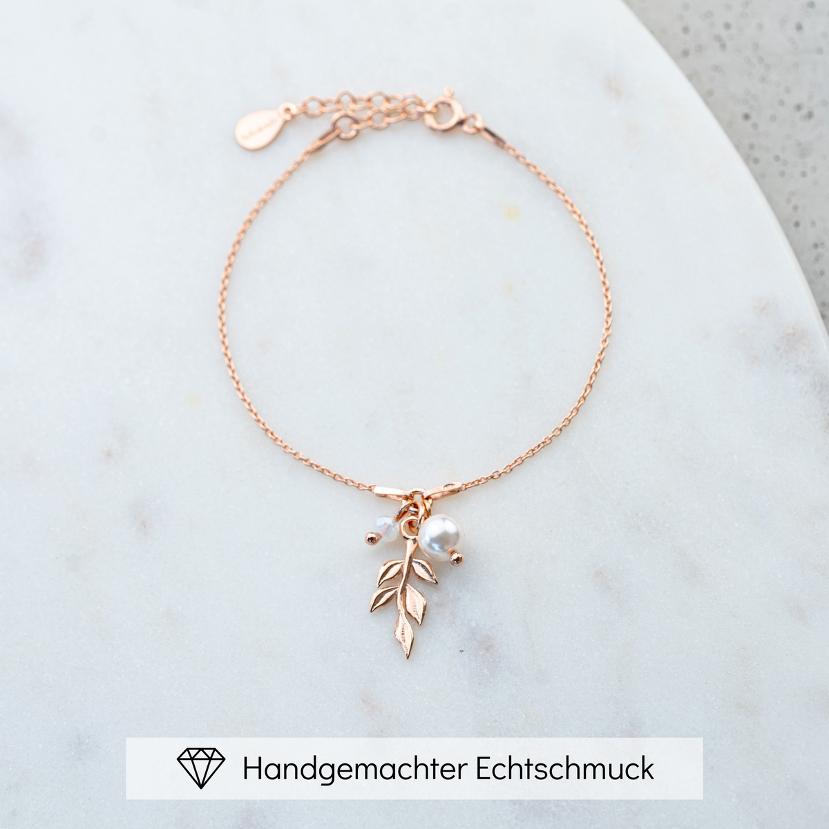 Romantisches Brautarmband Resi aus 925 Sterlingsilber 18K rosévergoldet mit filigranen Blättern, veganer Perle und White Opal Kristall