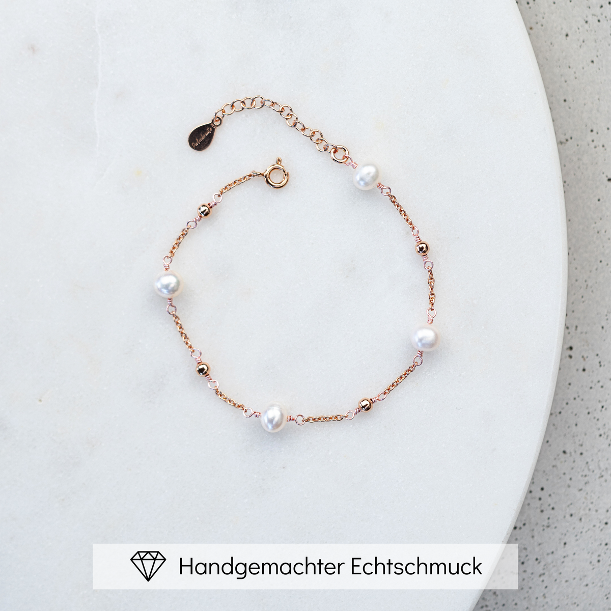 Edles Brautarmband Valli aus 925 Sterlingsilber 18K rosévergoldet mit echten Süßwasserperlen und kleinen Kugeln aus Metall, am Model getragen in Nahaufnahme