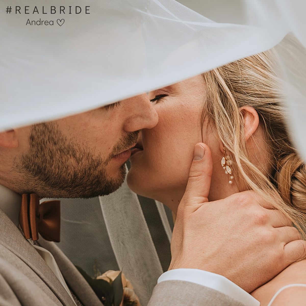 Real Bride Andrea trägt die Brautohrringe Ana