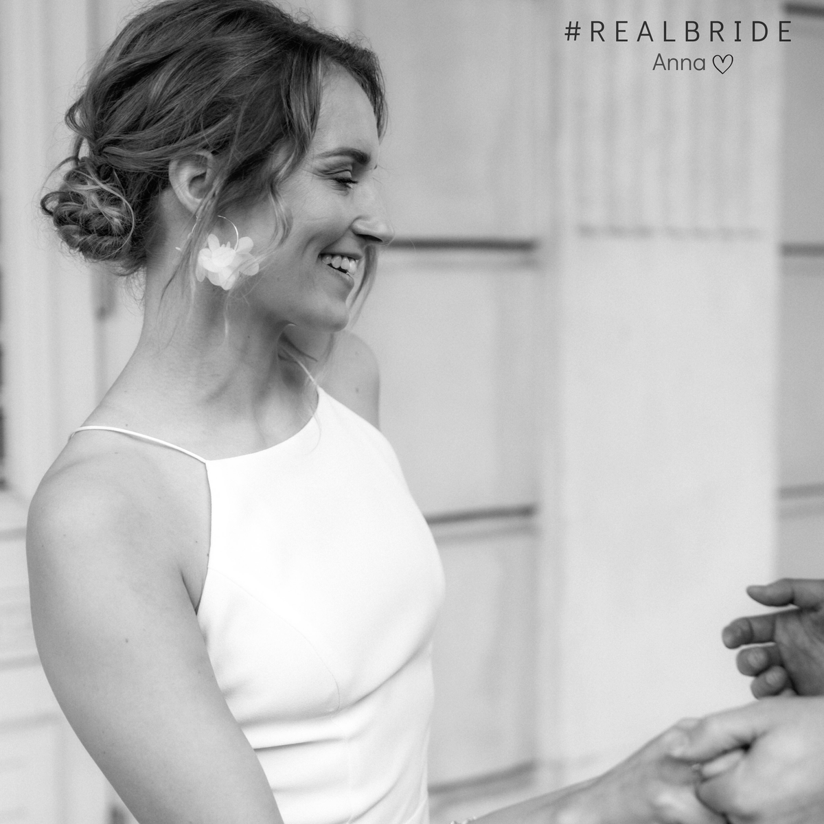 Braut Creolen Flora aus 925 Sterlingsilber 18K vergoldet mit weißen Stoffblüten, getragen von Realbride Anna