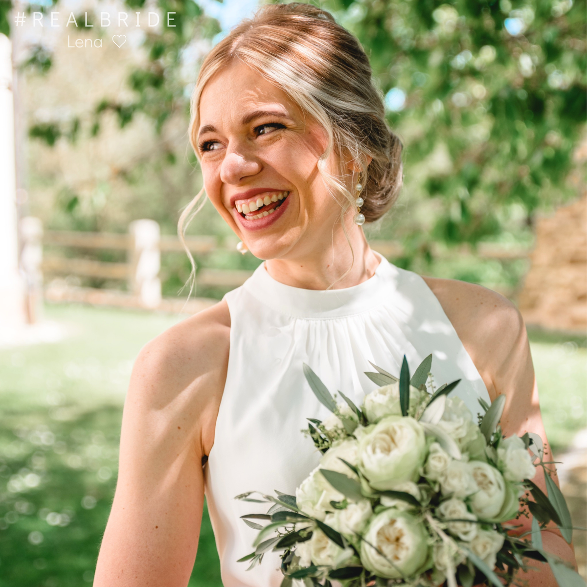 Braut Ohrringe Ida aus 925 Sterlingsilber 18K vergoldet hängend mit drei unterschiedlich großen veganen Perlen, getragen von Realbride Lena