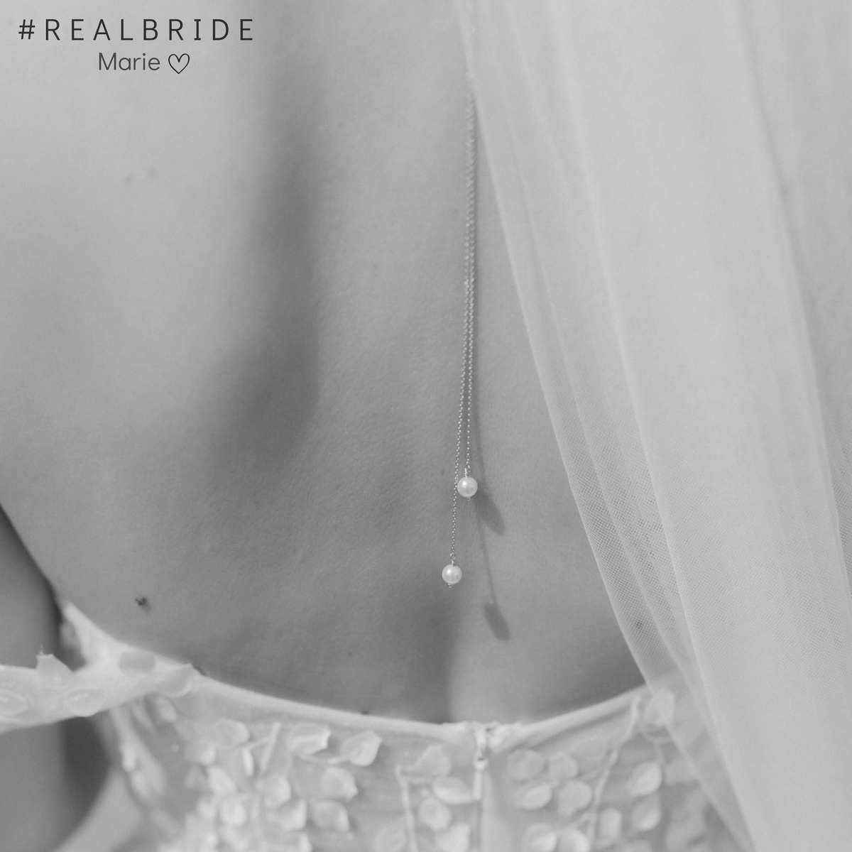 Real Bride Marie trägt die Braut Rückenkette Valeria mit veganen Perlen an ihrem Hochzeitstag