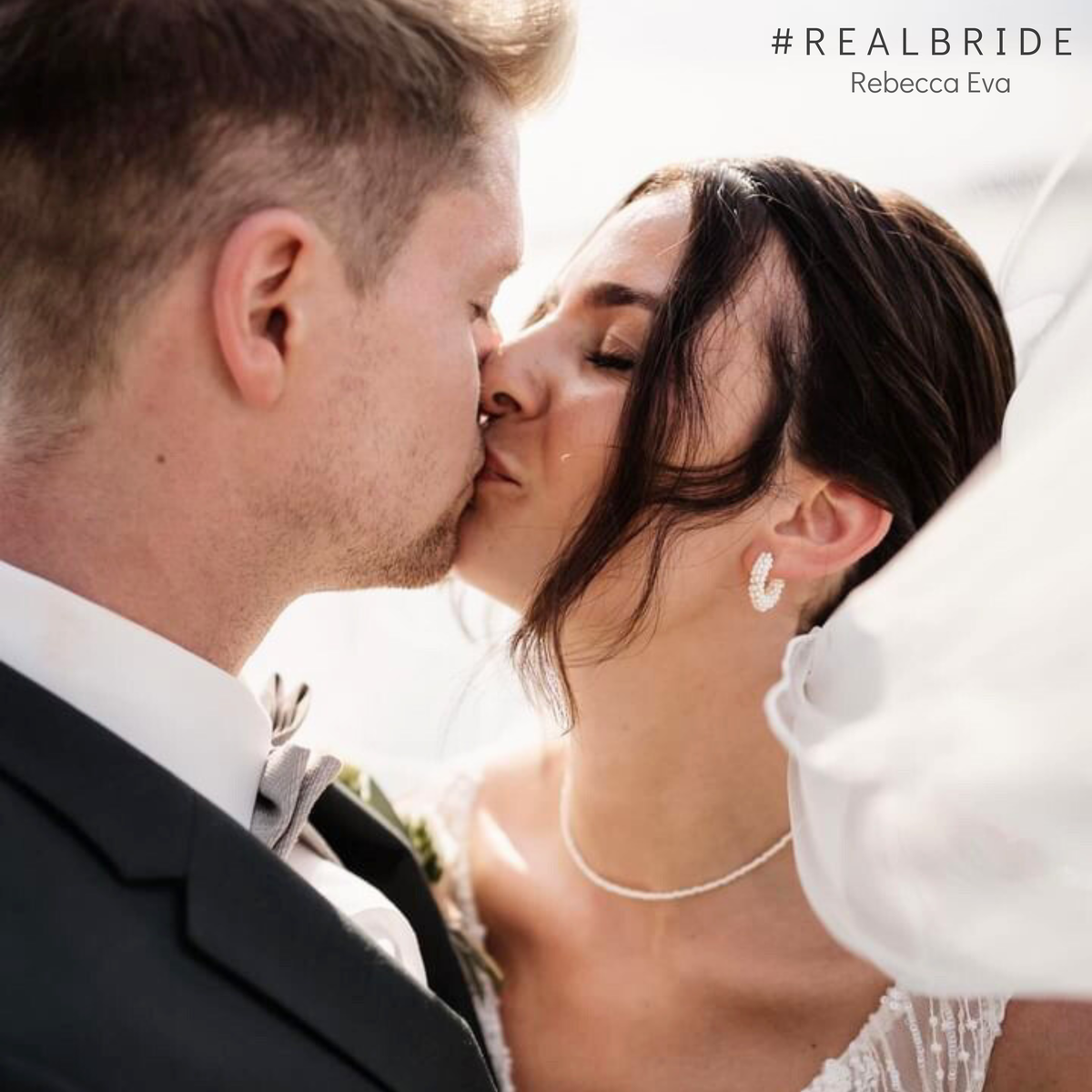 Real Bride Rebecca trägt die Braut Creolen Belina kombiniert mit der Brautperlenkette Lina an ihrem Hochzeitstag