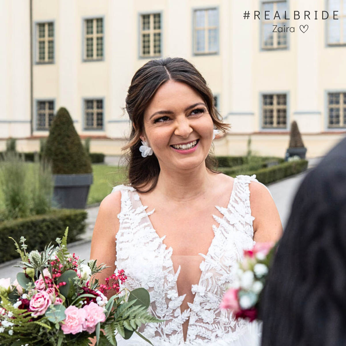 Real Bride Zaira trägt die Brautohrringe Emmi mit weißer Stoffblüte an ihrem Hochzeitstag