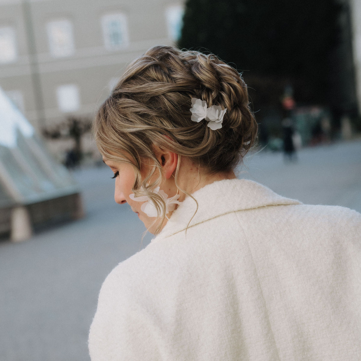 3er Set Braut Haarnadeln Flora in Silber mit weißen Stoffblüten und passenden Brautcreolen Flora, getragen von einem Model