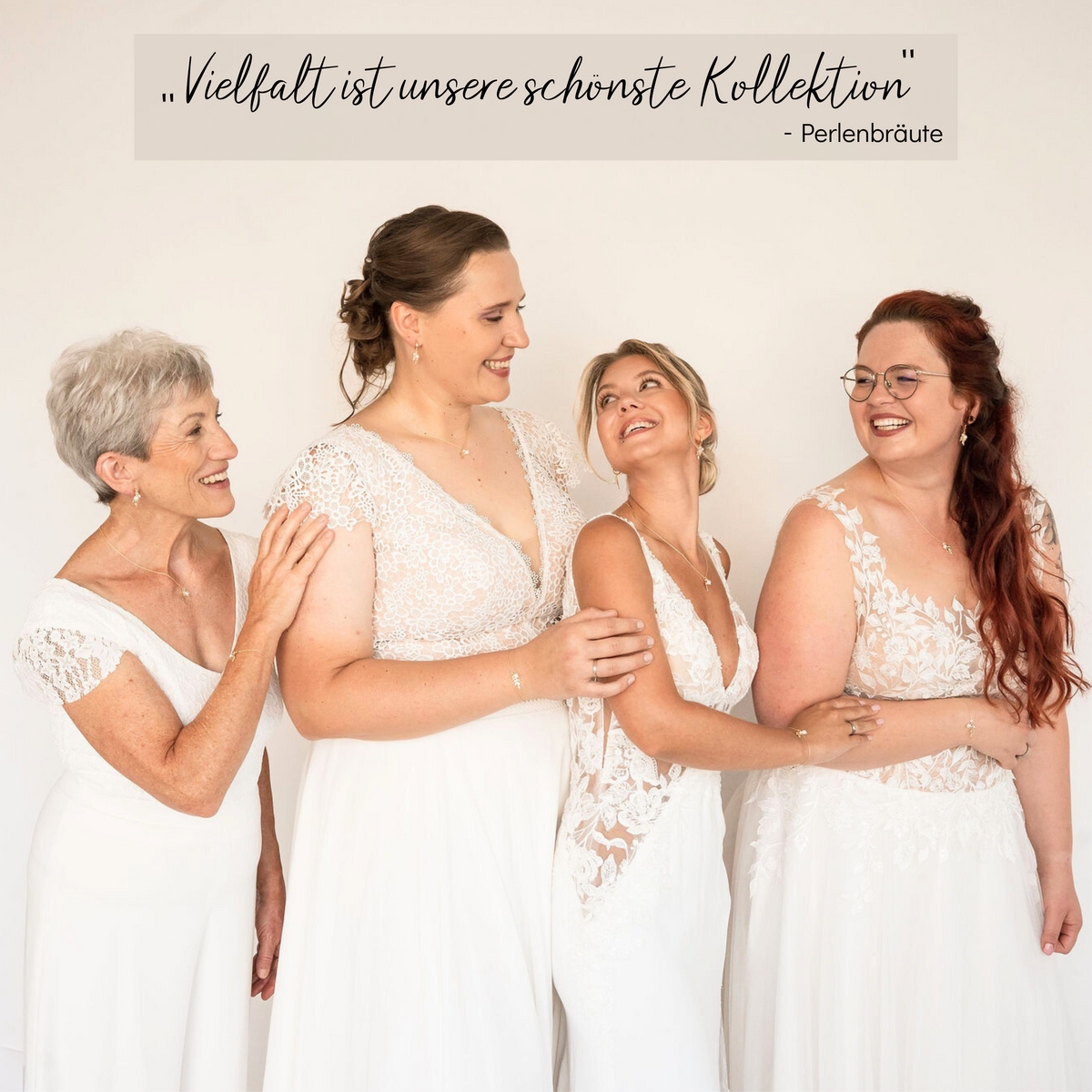 Vier Frauen, im weißen Brautkleid unterschiedlichen Alters, sehen sich strahlend an