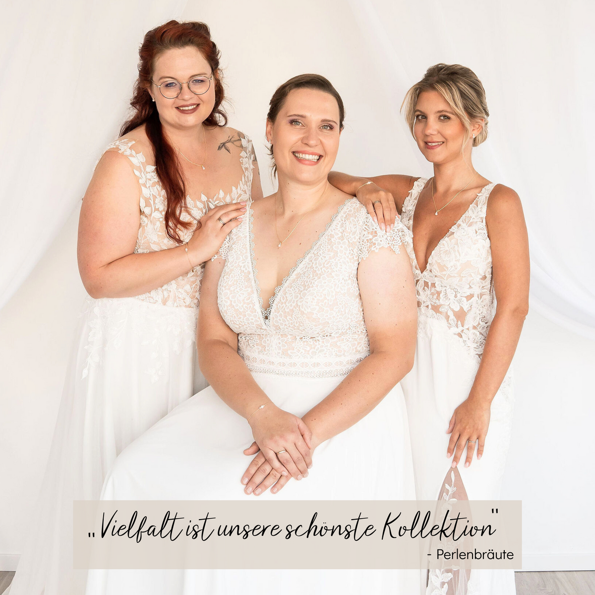 Hochwertiges Brautschmuck-Set aus 925er Sterlingsilber 18K vergoldet bestehend aus Brauthalskette, Ohrsteckern und Armband mit funkelndem Zirkonia Kristall und veganer Perle, getragen von einem Model mit Brautfrisur und Schleier.