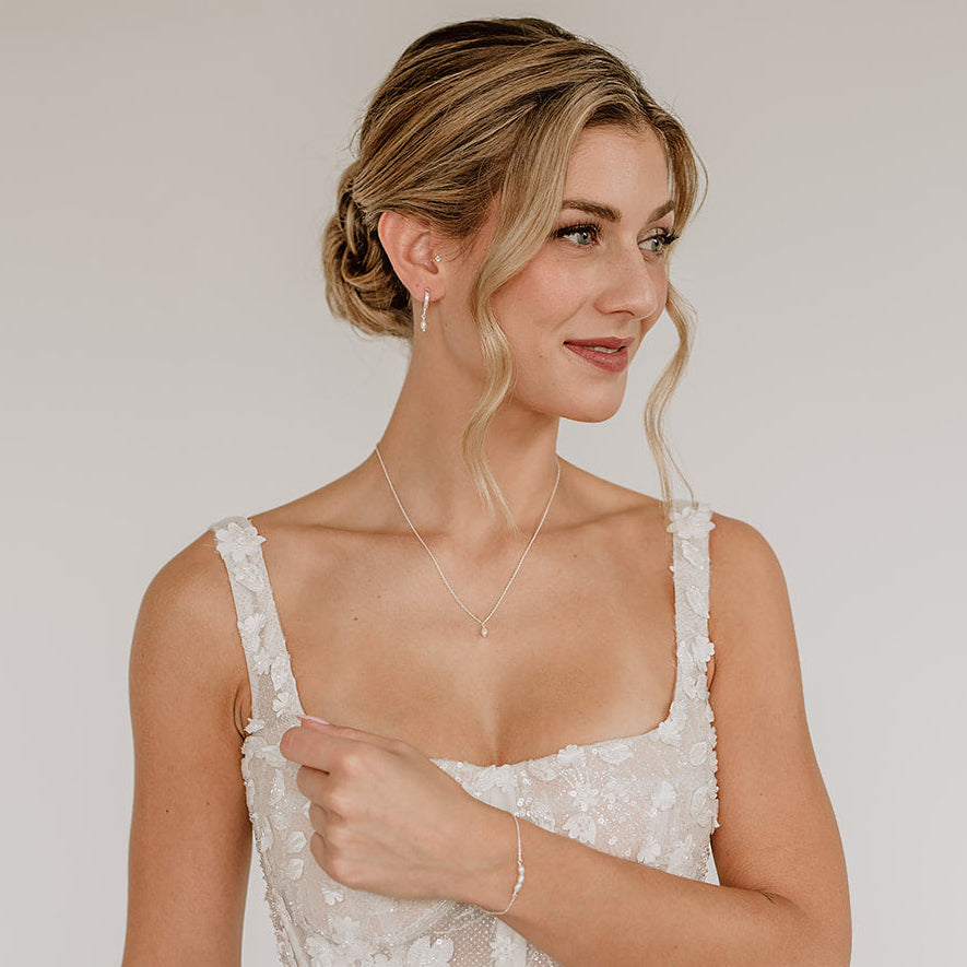 3-teiliges Brautschmuckset Amelie aus 925 Sterlingsilber – Creolen, Halskette und Armband mit echten Süßwasserperlen, am Model getragen