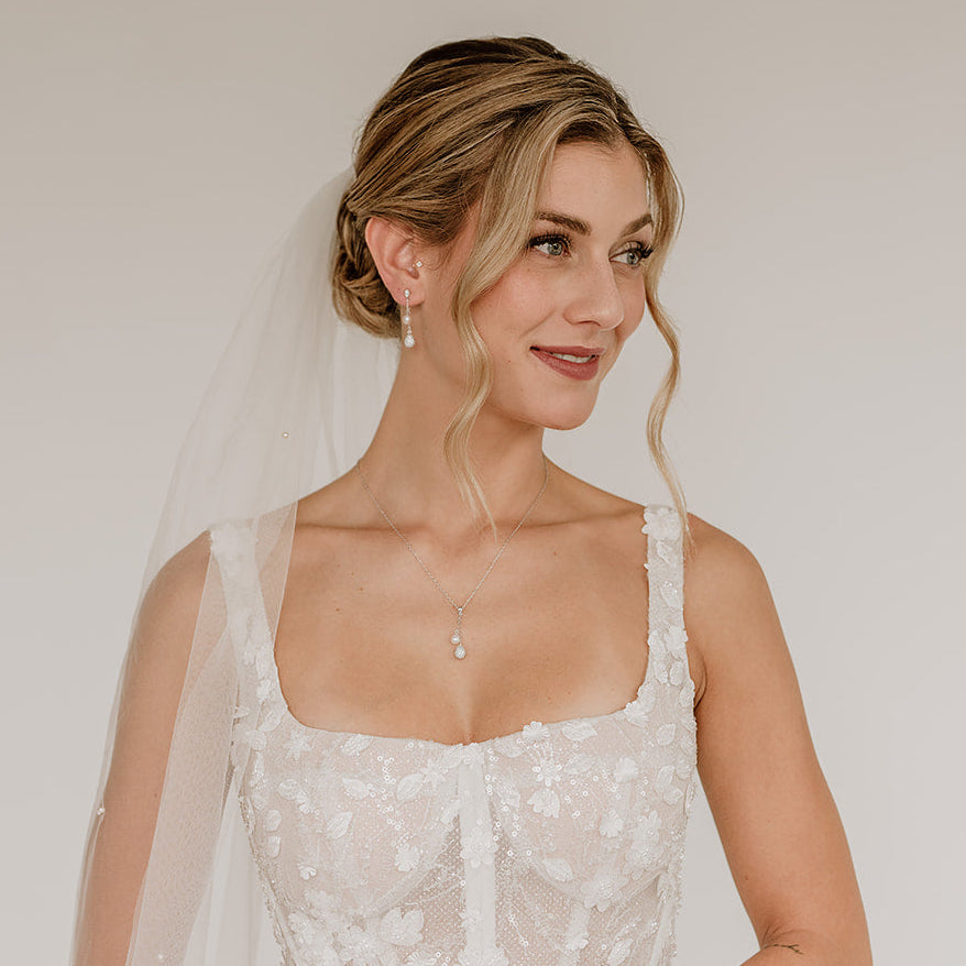 2-teiliges Brautschmuckset Elaine aus 925 Sterlingsilber rhodiniert – Halskette und Ohrringe mit echter Süßwasserperle und einem Tropfen besetzt mit Zirkonia Kristallen an einem feinen Kettchen, getragen am Model