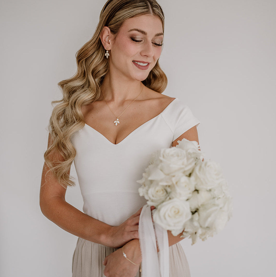 Schönes Hochzeitsschmuck Set Kate aus 925 Sterlingsilber 18K vergoldet mit veganen Perlen und funkelnden Opal-Kristallen, am Model getragen