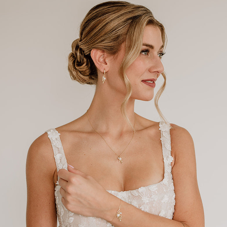 3-teiliges Brautschmuckset Resi in Gold – Armband, Creolen und Halskette mit filigranen Blattanhängern, veganer Perle und White Opal Kristallen, am Model getragen