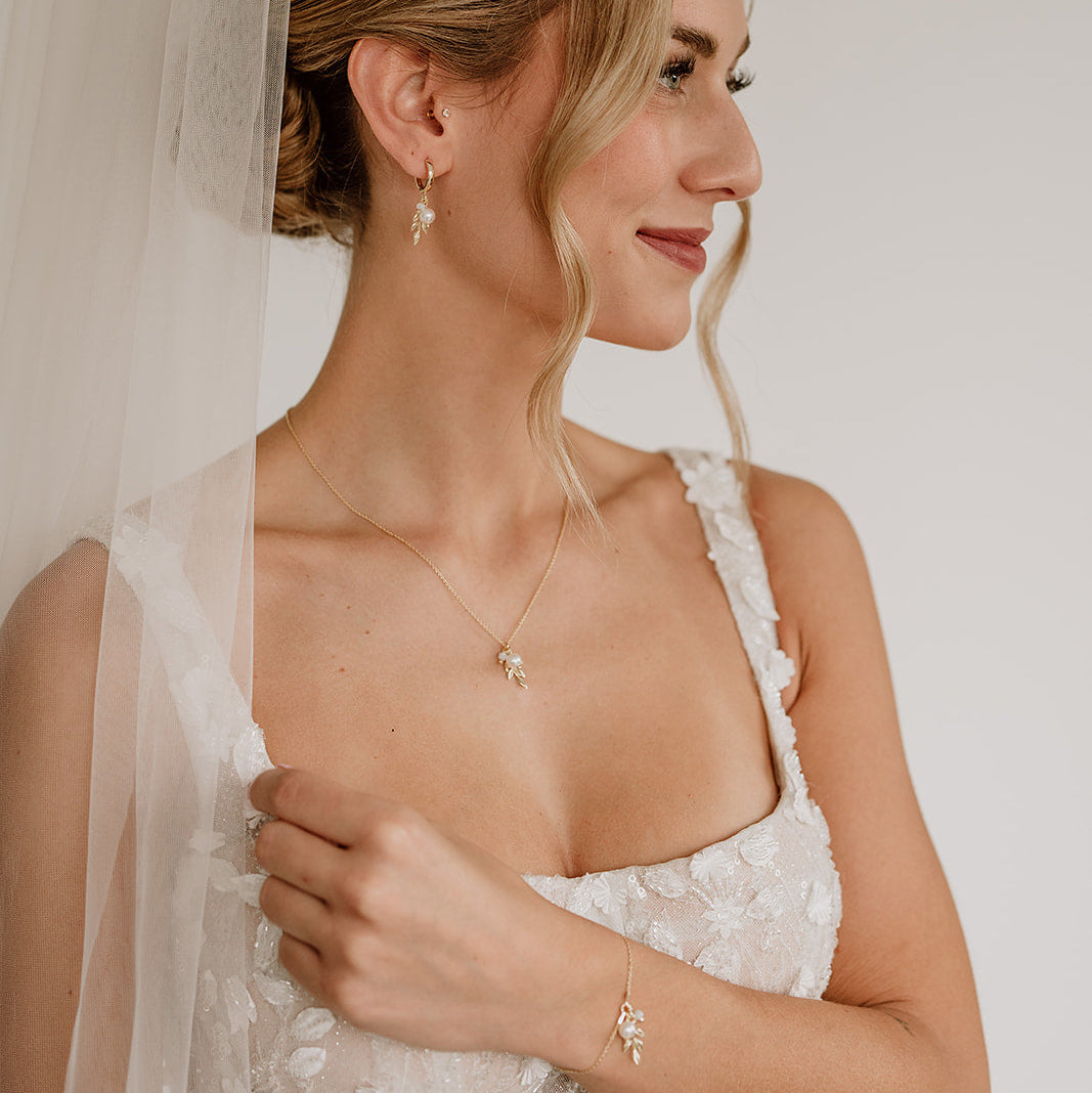 Wunderschönes 3-teiliges Brautschmuckset Resi aus 925 Sterlingsilber 18K vergoldet – Armband, Creolen und Halskette mit Blättern, veganer Perle und White Opal Kristall, am Model getragen