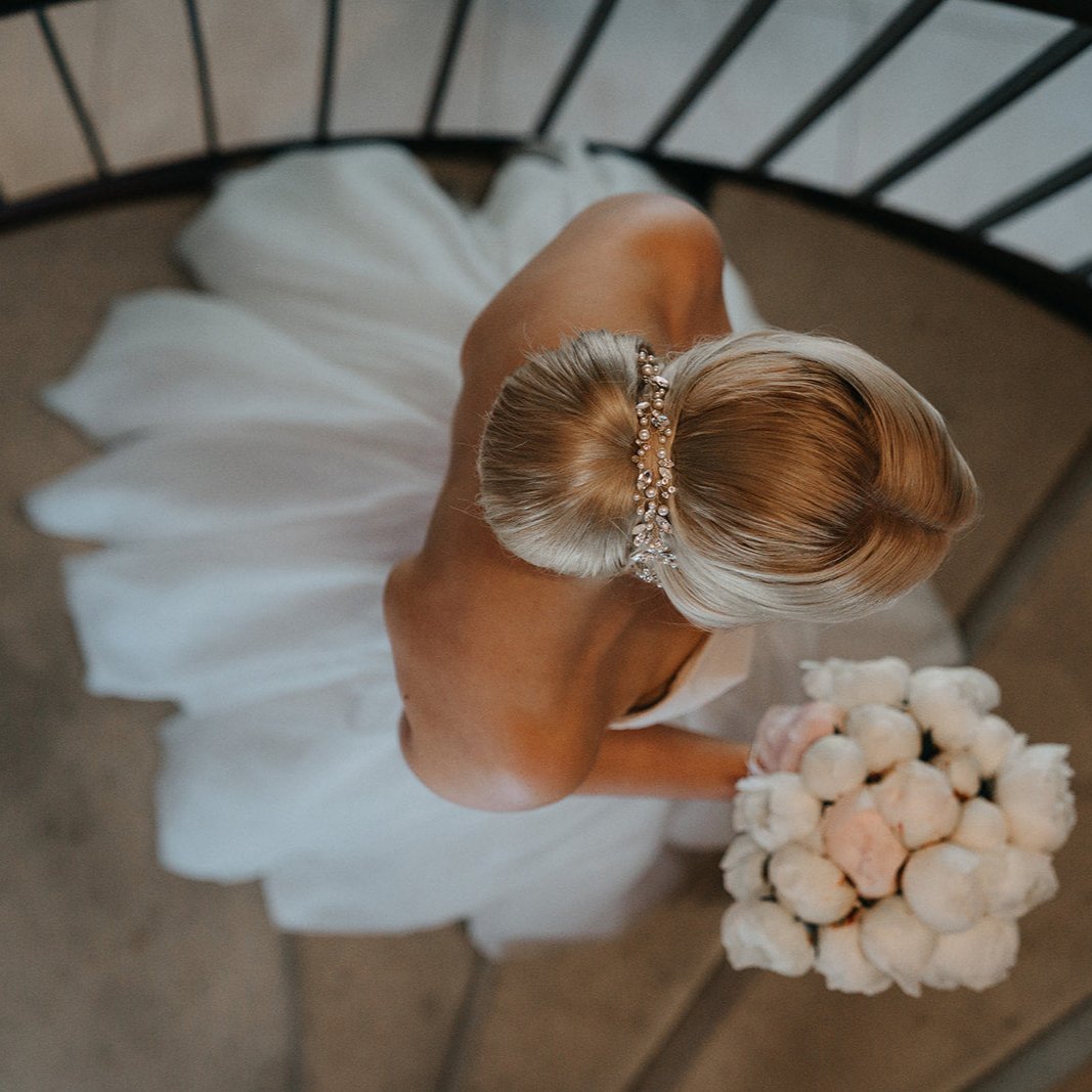 Braut Headpiece Luise in Gold mit Perlen und Kristallen, getragen von einem Model im Dutt