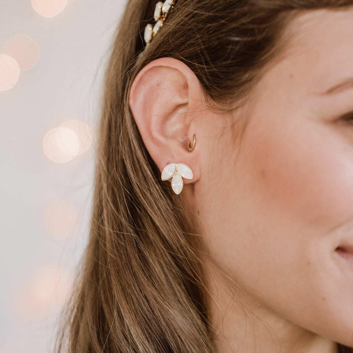 Wunderschöne Brautohrstecker Kate mit funkelnden white opal Kristallen aus 925 Sterlingsilber vergoldet, Nahaufnahme am Model