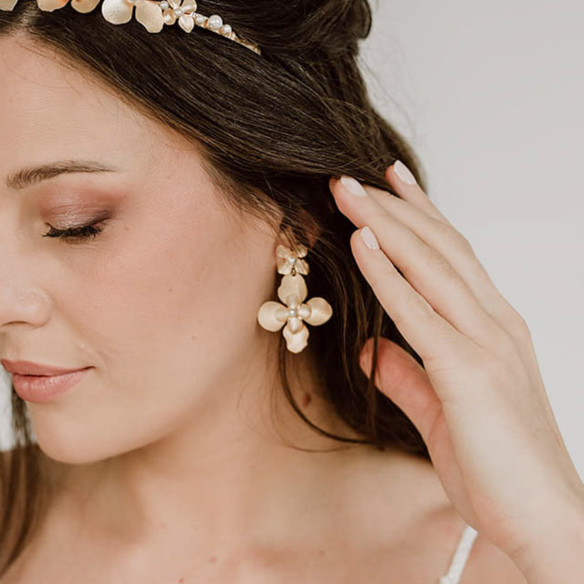 Statement Ohrringe Vika, eine große Blüte hängt an einem kleinen Blütenstecker mit veganen Perlen in 925 Sterlingsilber 18 K vergoldet, am Model getragen
