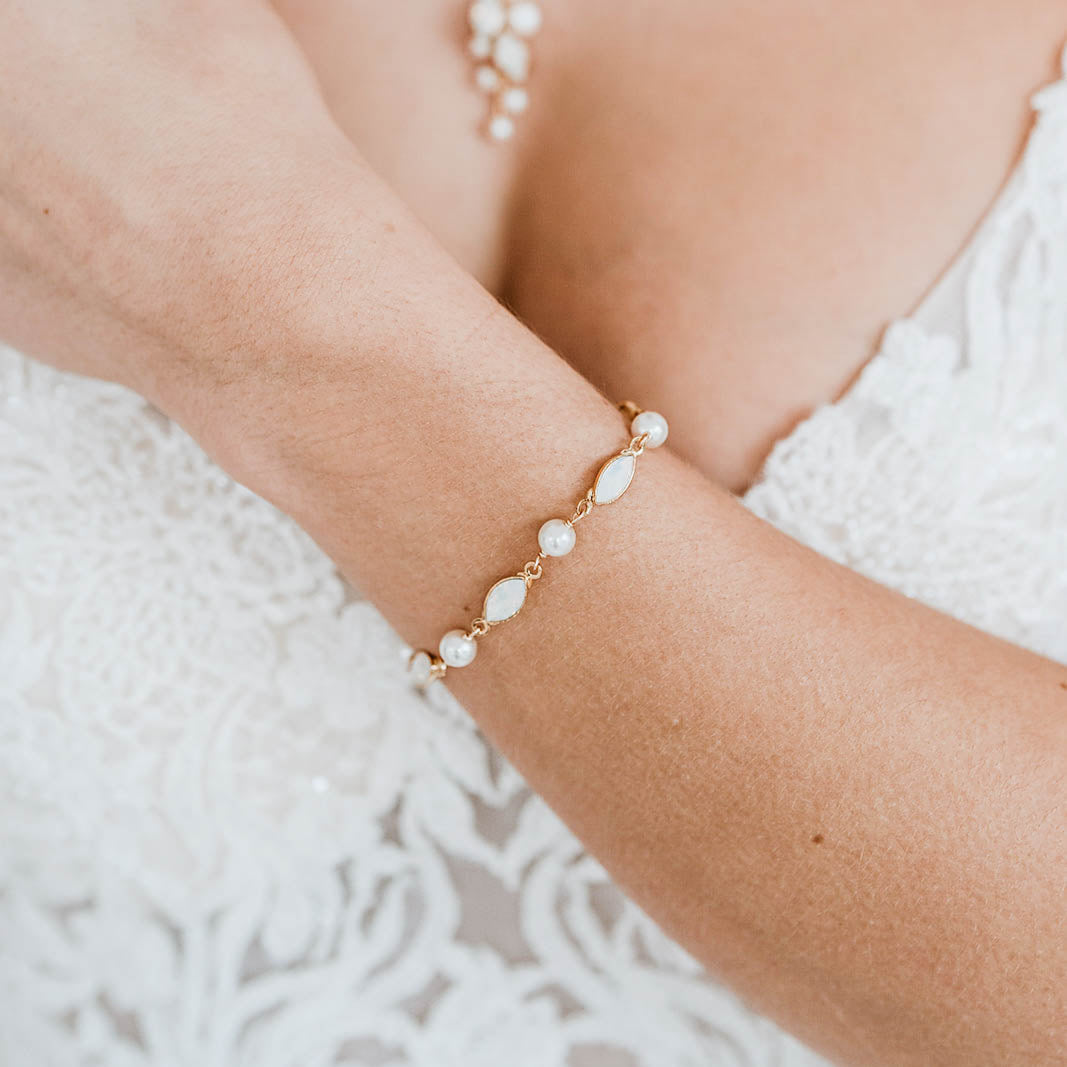 Brautarmband Kylie aus 925 Sterlingsilber 18K vergoldet mit veganen Perlen und white opal Kristallen im Wechsel, am Model getragen in Nahaufnahme