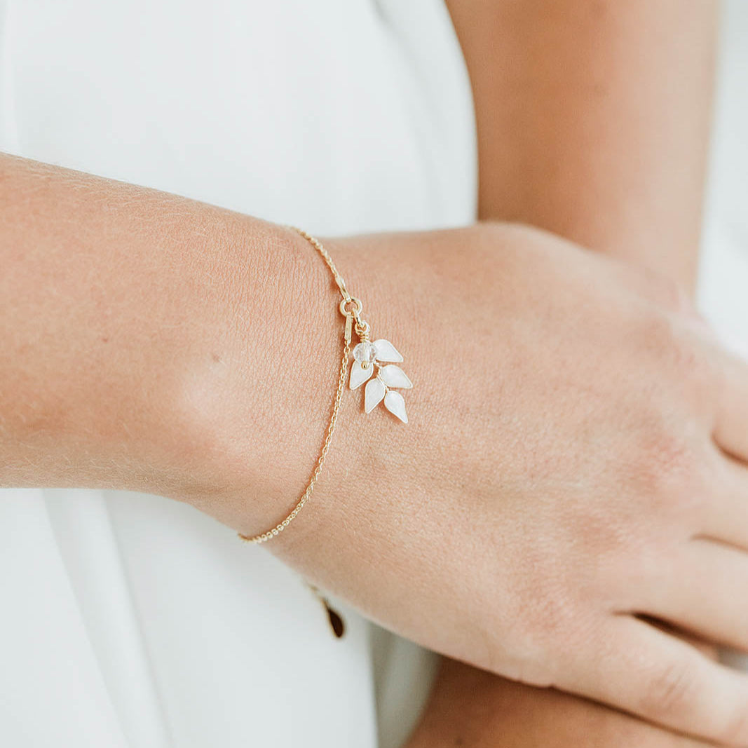 Zartes Brautarmband Lana aus 925 Sterlingsilber 18K vergoldet mit ivoryfarbenem Blattanhänger und Kristallperle, filigran und romantisch