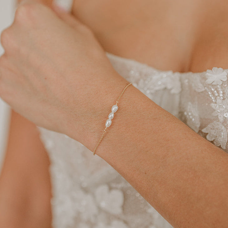 Brautarmband Amelie aus 925 Sterlingsilber 18K vergoldet mit kleinen echten Süßwasserperlen, am Model getragen in Nahaufnahme