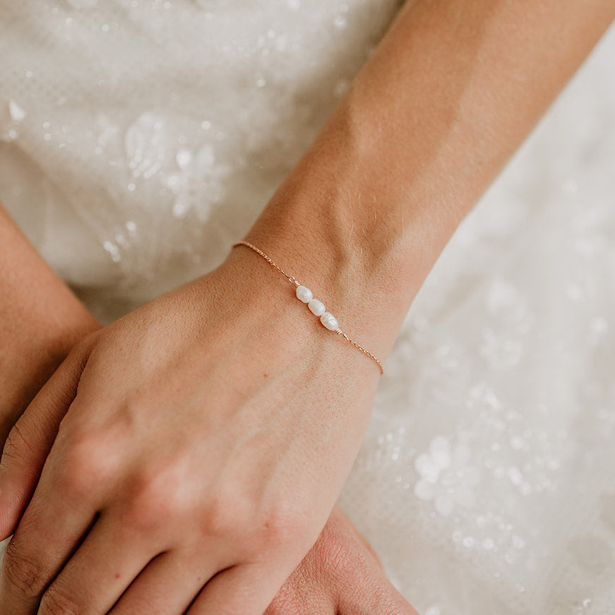 Brautarmband Amelie aus 925 Sterlingsilber 18K rosévergoldet mit kleinen echten Süßwasserperlen, am Model getragen in Nahaufnahme