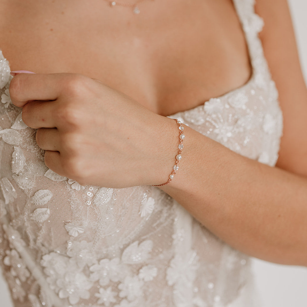 Brautarmband Amina aus 925 Sterlingsilber 18K rosévergoldet mit veganen Perlen und Zirkonia Kristallen im Wechsel, verstellbar mit Verlängerungskettchen, getragen vom Model
