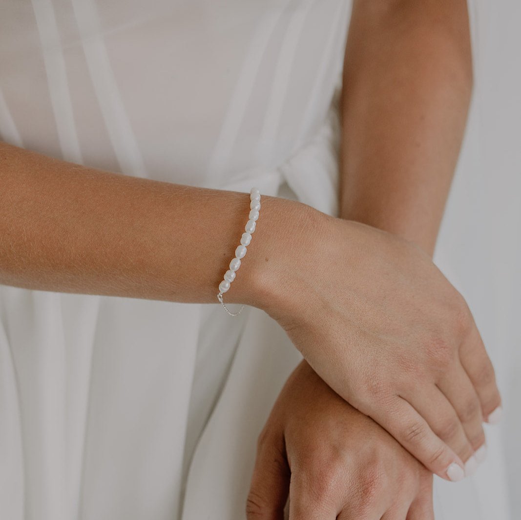 Braut Armband Linn aus 925 Sterlingsilber mit echten Süßwasserperlen, getragen von einem Model in Detailaufnahme