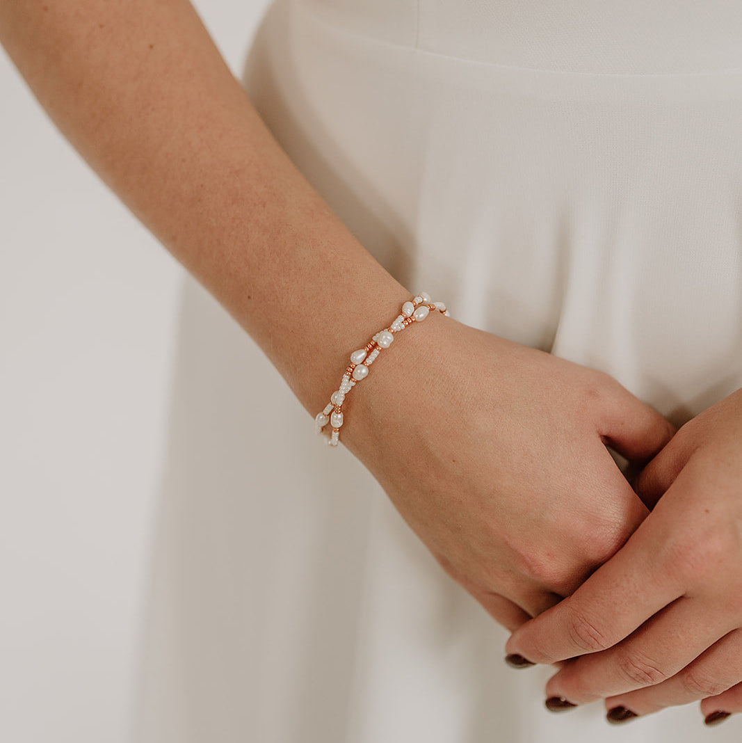 2er Set Brautarmband Linnea aus 925 Sterlingsilber mit kleinen echten und veganen Perlen, getragen vom Model