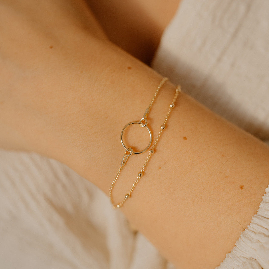 Trauzeugin Armband Kaya aus 925 Sterlingsilber 18K vergoldet mit kleinen Kugeln dazu passend Armband Toni, am Model getragen in Nahaufnahme