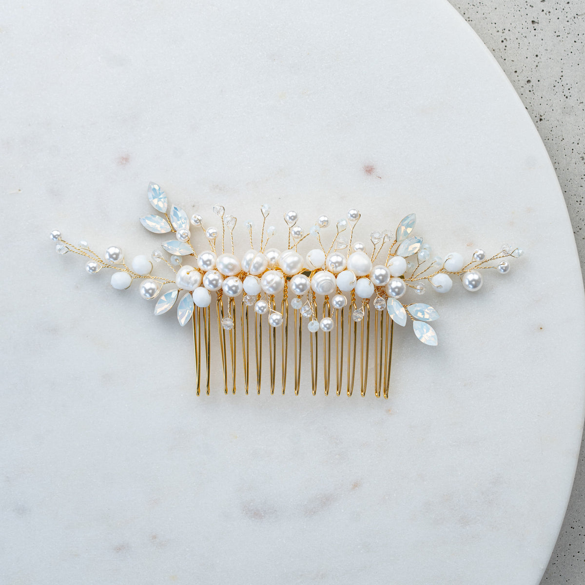 Braut Haarkamm Kris in Gold mit blattförmigen white opal Kristallen, Kristallperlen, veganen Perlen und Süßwasserperlen, handgefertigt