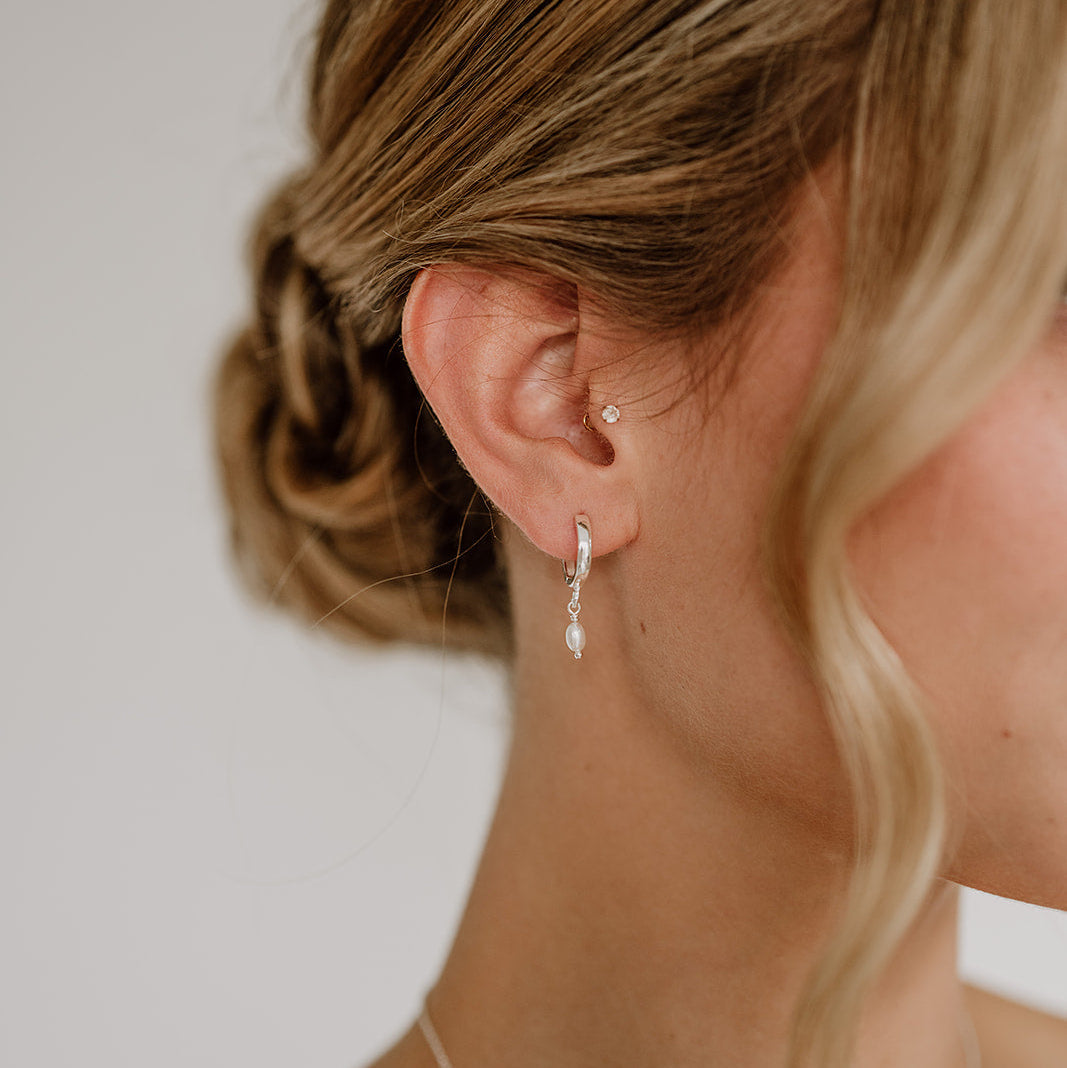 Braut Creolen Amelie aus 925 Sterlingsilber mit echter Süßwasserperle, am Model getragen