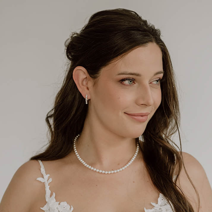 Klassische Brautperlenkette Laura mit veganen Perlen und Schmuck-Karabiner aus 925 Sterlingsilber 18K vergoldet mit passenden Braut Creolen Elli, am Model getragen