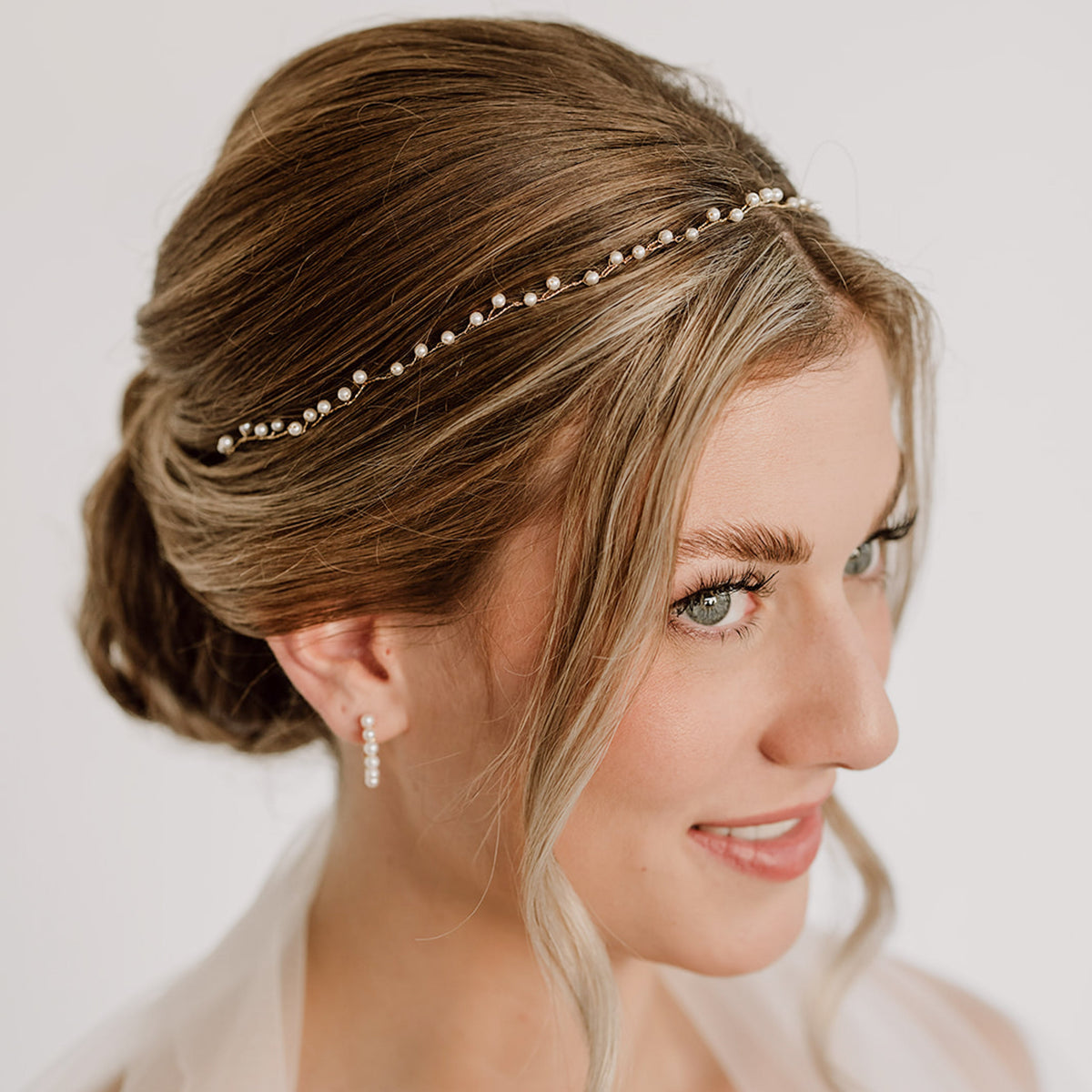 Braut Headpiece Basic I in Gold mit kleinen, veganen Perlen, am Model getragen