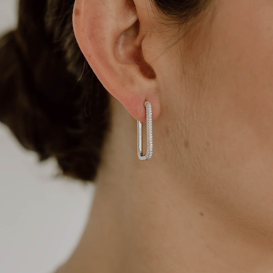Braut Ohrringe Frederike - Creolen aus 925 Sterlingsilber mit Zirkonia Kristallen, am Ohr in Nahaufnahme