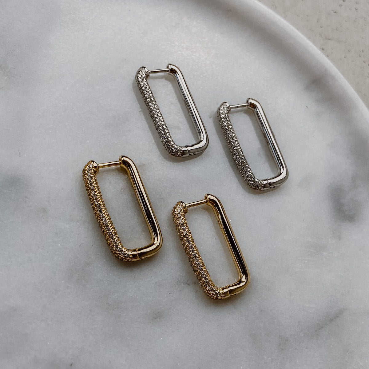 Im Vergleich - Braut Ohrringe Frederike - in Gold und Silber, liegend auf einer Marmorplatte