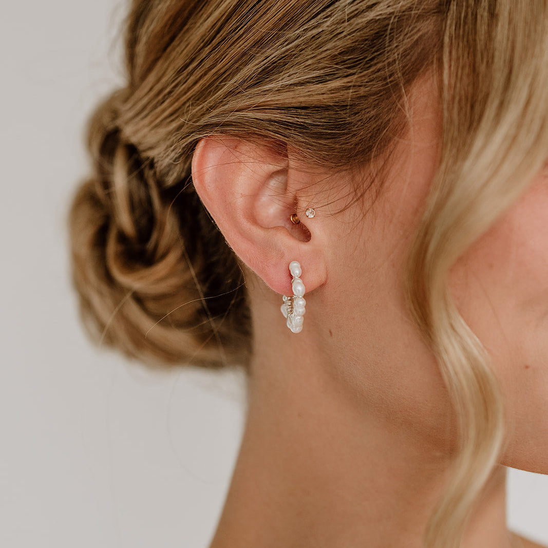 Braut Creolen Heidi aus 925 Sterlingsilber 18K vergoldet mit echten Süßwasserperlen in Reihe gesetzt, am Model getragen in Detailaufnahme