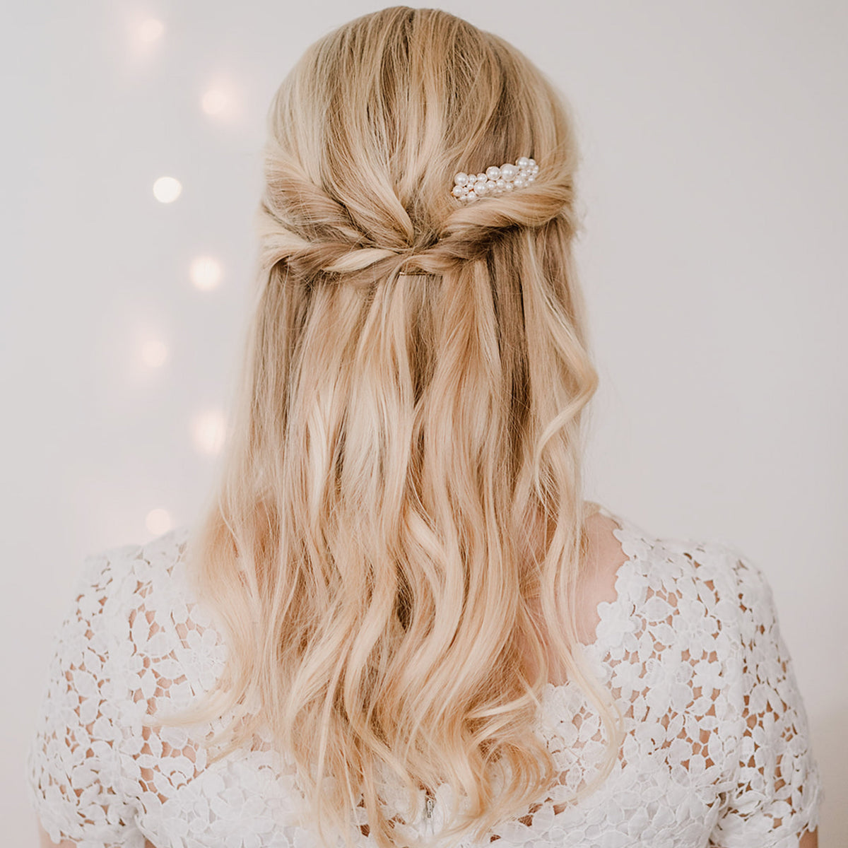 Braut Haarkamm Wilma in Gold mit unterschiedlich großen, veganen Perlen, getragen in einer halboffenen Brautfrisur