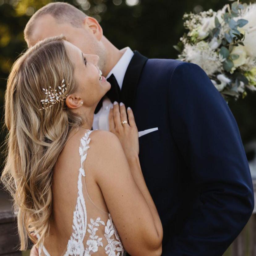 Braut Haarnadeln Gretchen in Gold mit ivoryfarbenen Blättern, white opal Kristallen in Blattform, veganen Perlen und Kristallperlen, zu sehen in einer offenen Brautfrisur