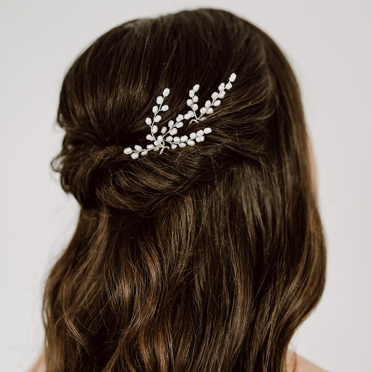 3er Set Braut Haarnadeln Amelie in Silber mit echten Süßwasserperlen, getragen in einer eleganten Hochsteckfrisur