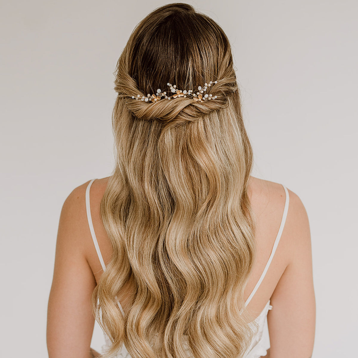 3er Set Braut Haarnadeln Babsi in Gold mit floralen Blüten, Kristallperlen und veganen Perlen, getragen in einer eleganten, halboffenen Brautfrisur