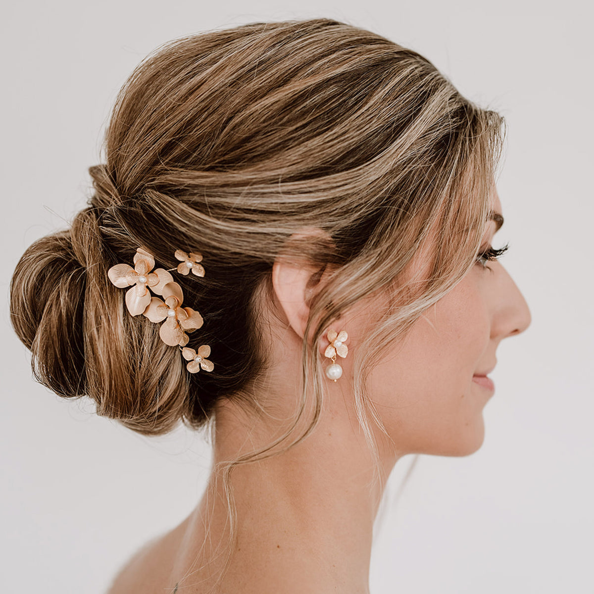 3er - Set Braut Haarnadeln Vika in Gold mit Blüten und Perlen mit passenden Braut Ohrringen Victoria, getragen in einer eleganten Hochsteckfrisur