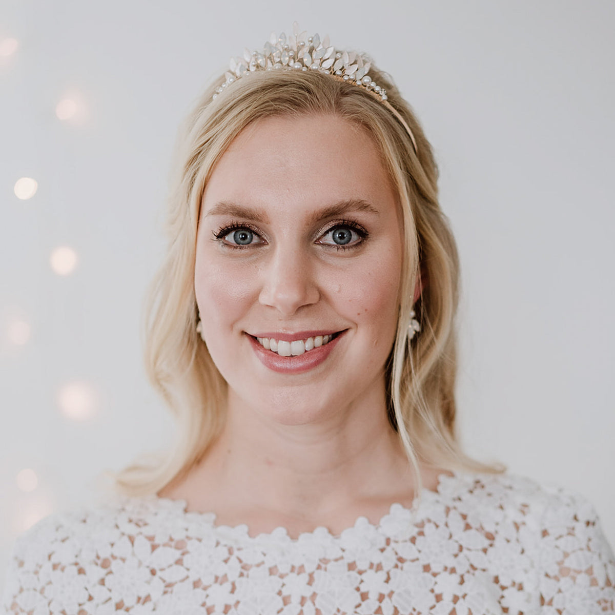 Braut Diadem Krone Greta in Gold mit veganen Perlen, white opal Kristallen und ivory farbenen Blättern, getragen von einem Model