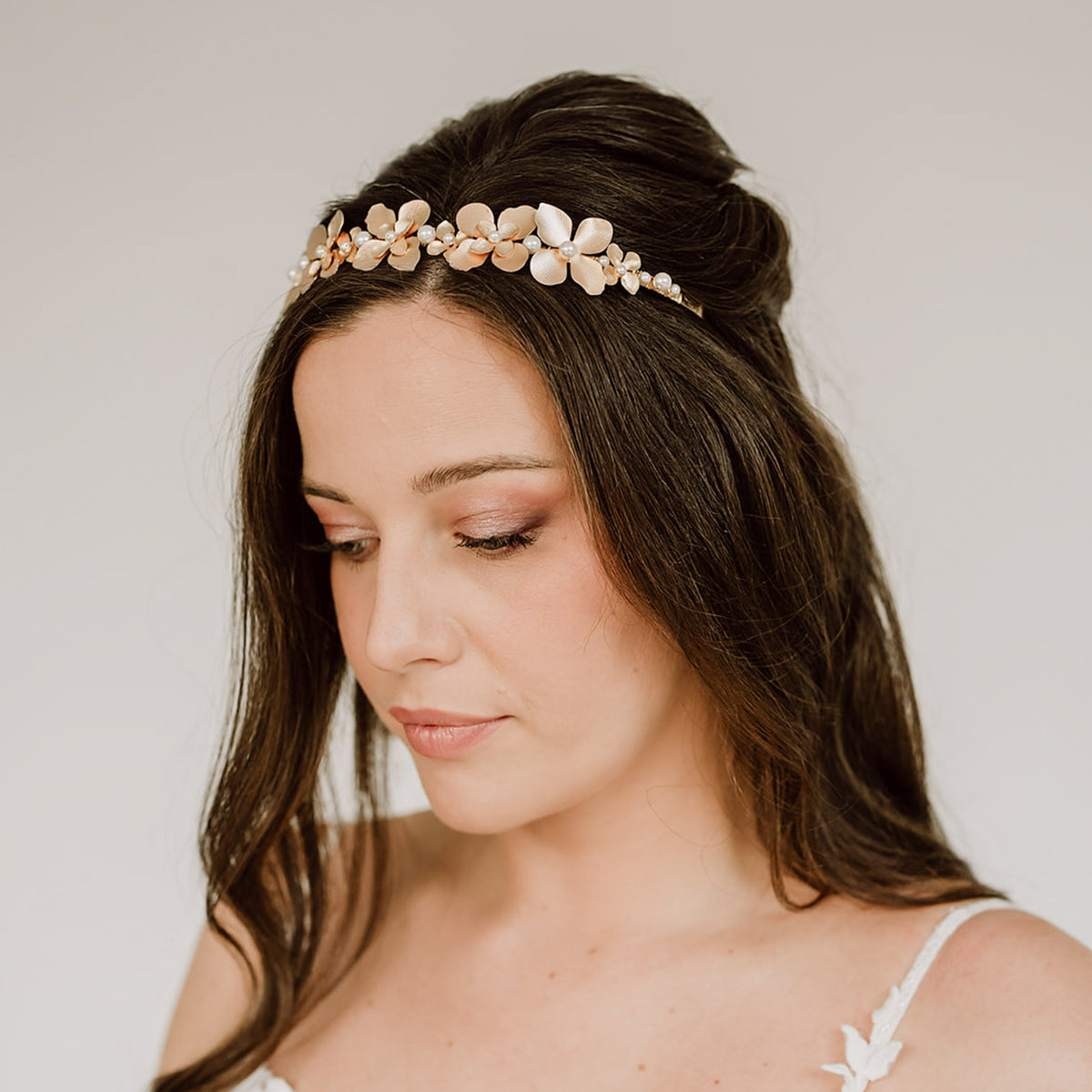 Braut Haarreif Vika in Gold mit Statement-Blüten und Perlen, am Model getragen