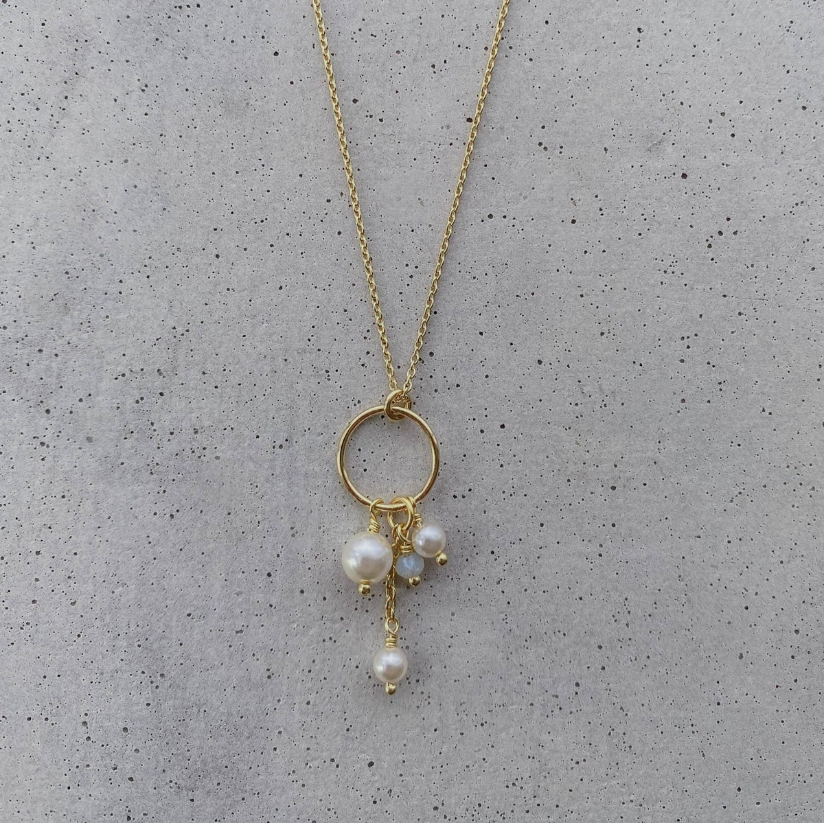 Braut Halskette Tonia aus 925 Sterlingsilber 18K vergoldet mit veganen Perlen, Kristallperle und Kreisanhänger, Detailaufnahme aus einem anderen Blickwinkel