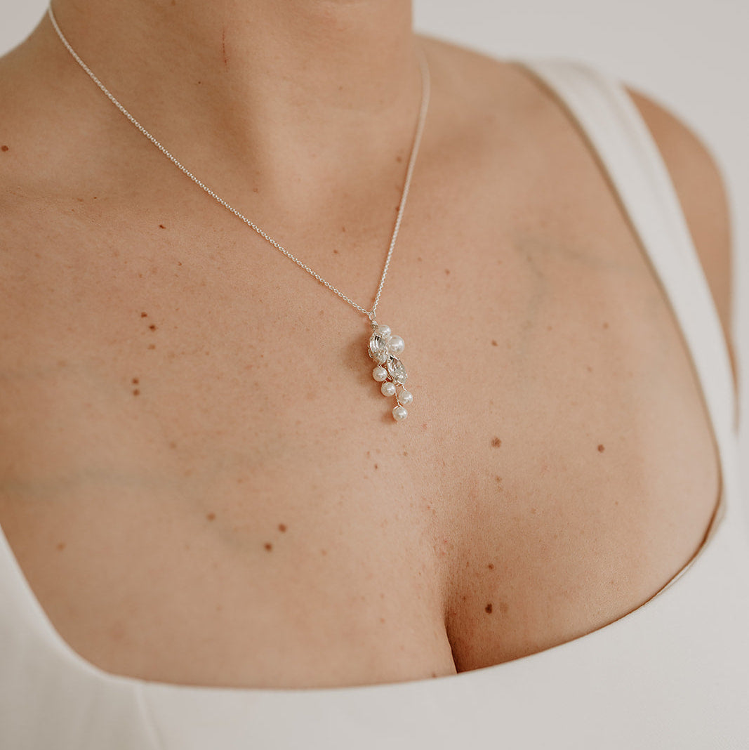 Brauthalskette Anastasia aus 925 Sterlingsilber mit veganen Perlen und blattförmigen crystal Kristallen, getragen vom Model
