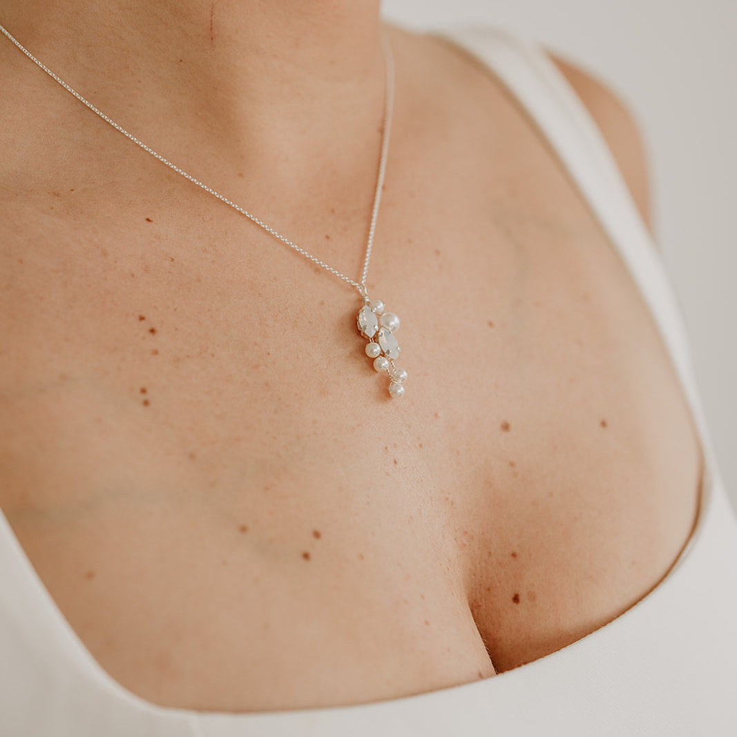 Brauthalskette Anastasia aus 925 Sterlingsilber mit veganen Perlen und blattförmigen white opal Kristallen, getragen vom Model