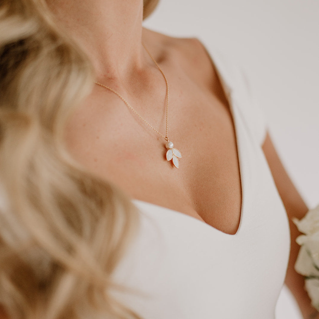 Schöne Brauthalskette Kate aus 925 Sterlingsilber 18K vergoldet mit veganer Perle und funkelnden Opal-Kristallen, am Model getragen