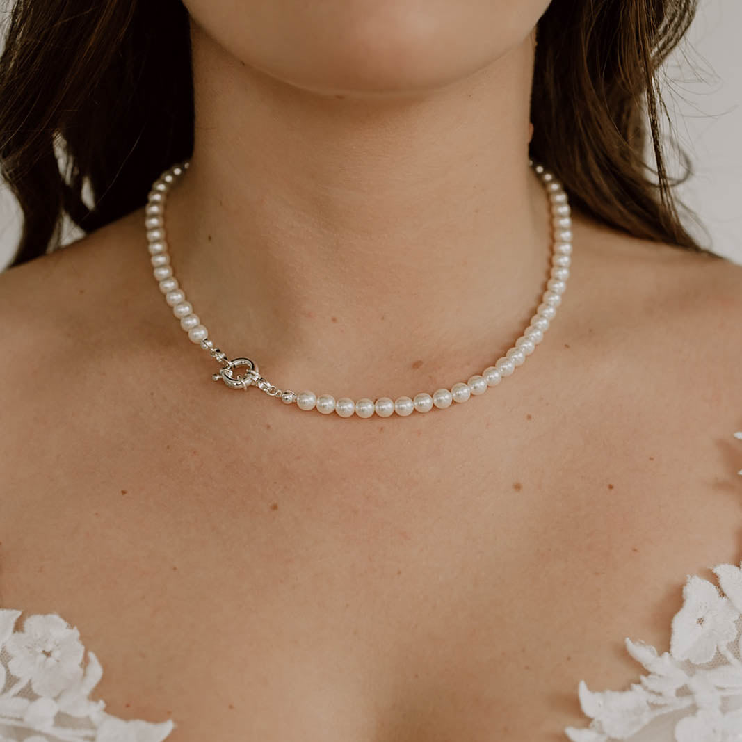 Klassische Brautperlenkette Laura mit veganen Perlen und Schmuck-Karabiner aus 925 Sterlingsilber, am Model getragen in Nahaufnahme