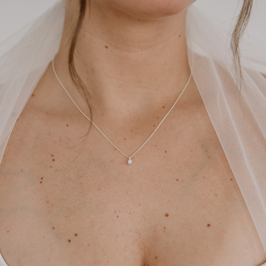 Klassische Brauthalskette Sanna aus 925 Sterlingsilber mit einem Zirkonia Kristall, getragen vom Model