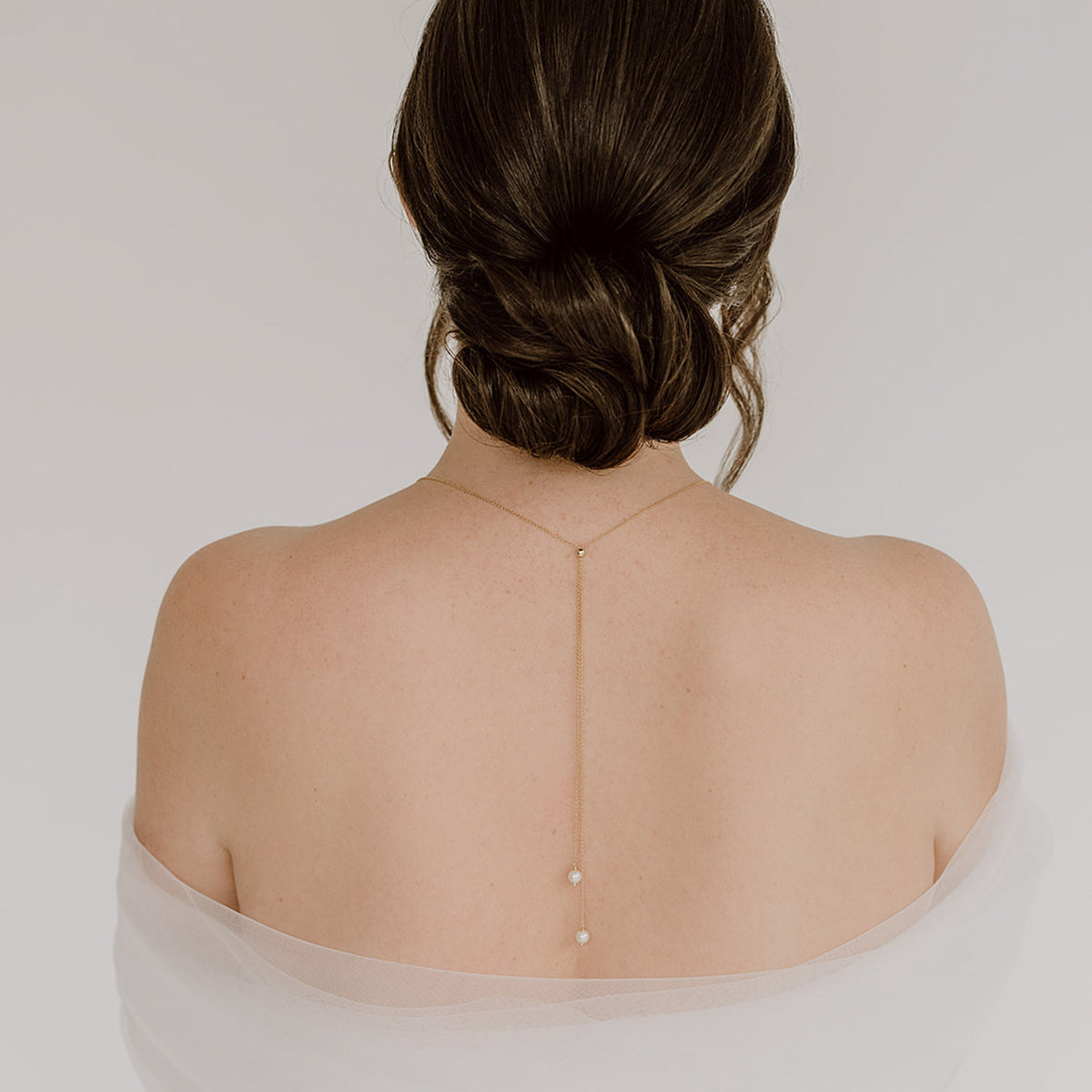 Wunderschöne Braut Perlenkette Valeria aus 925 Sterlingsilber 18K vergoldet, von einer Braut getragen