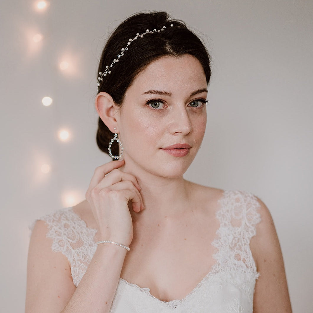 Braut Headpiece Basic III in Silber mit Perlen und Kristallen und passendem Braut Armband Perla, Detailaufnahme liegend auf einer Betonplatte