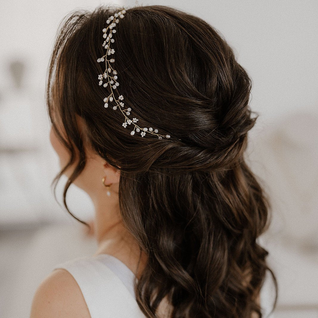 Braut Headpiece Susi in Gold mit kleinen veganen Perlen, Kristallperlen und echten Süßwasserperlen, getragen in einer halboffenen Frisur